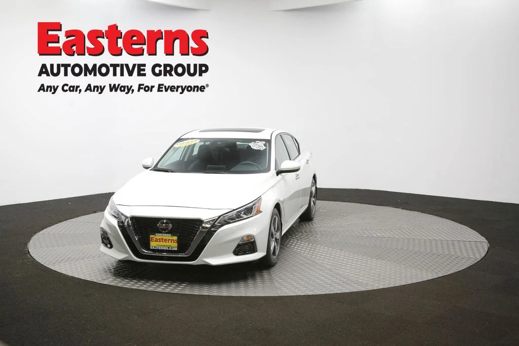 Used 2022 White Nissan 2.5 SL image 52