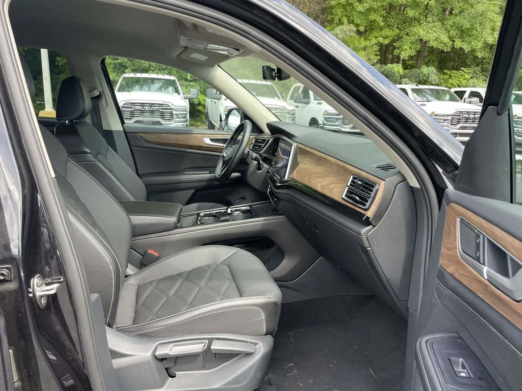 Certified Used 2025  Volkswagen 2.0T SE w/Technology image 11
