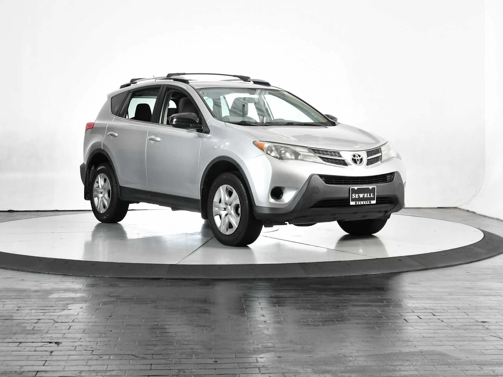 Used 2015 Classic Silver Metallic Toyota LE image 8