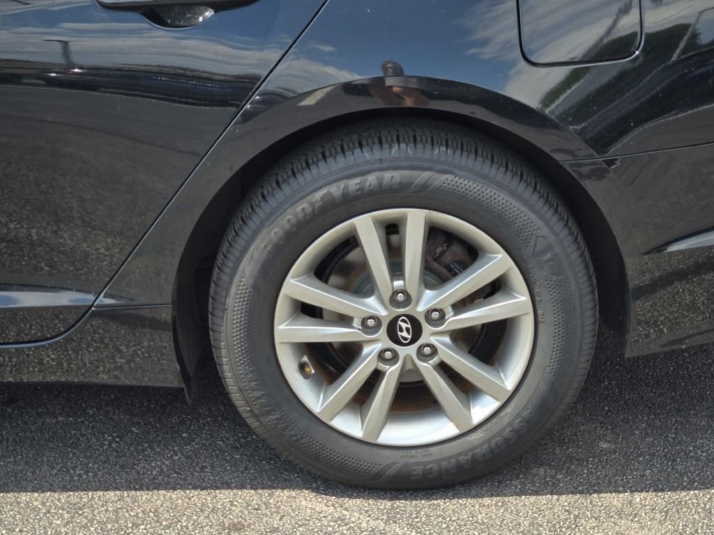 Used 2017 Phantom Black Hyundai SE image 13