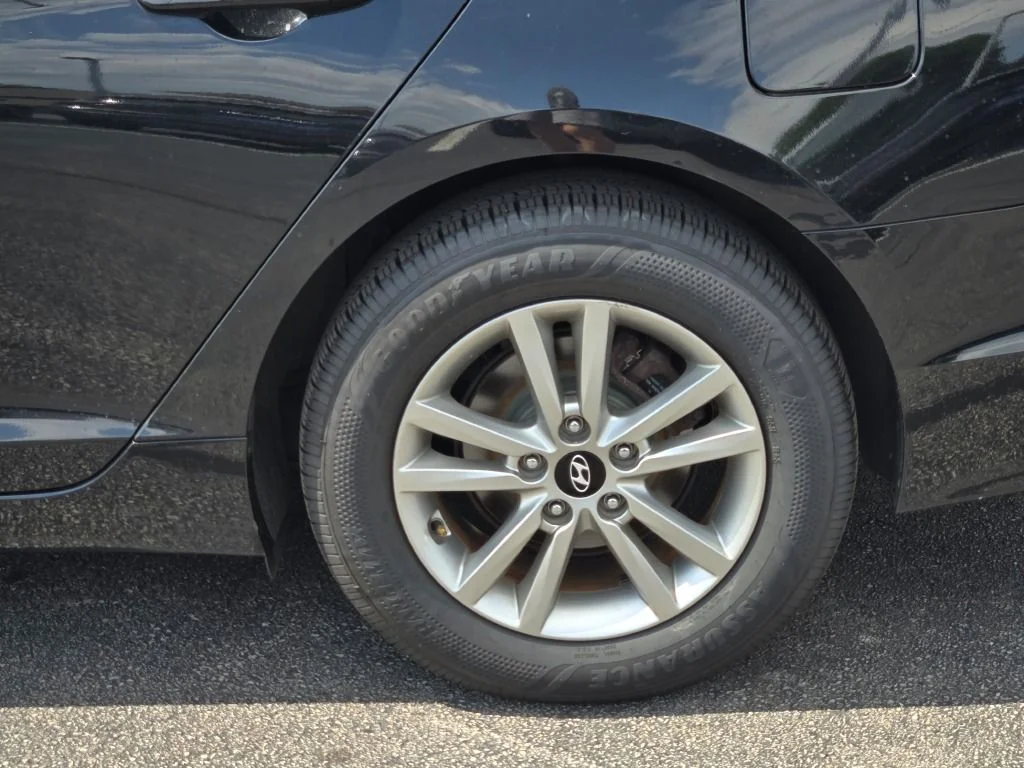 Used 2017 Black Hyundai SE image 13
