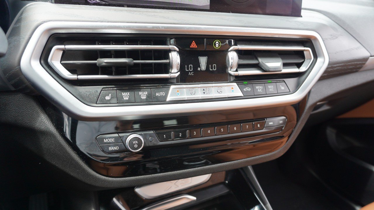 Used 2022 Gray BMW sDrive30i image 18