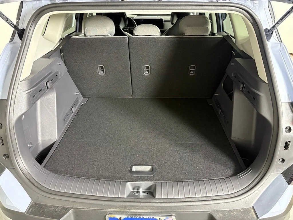 New 2027 Pale Gray Kia S image 18