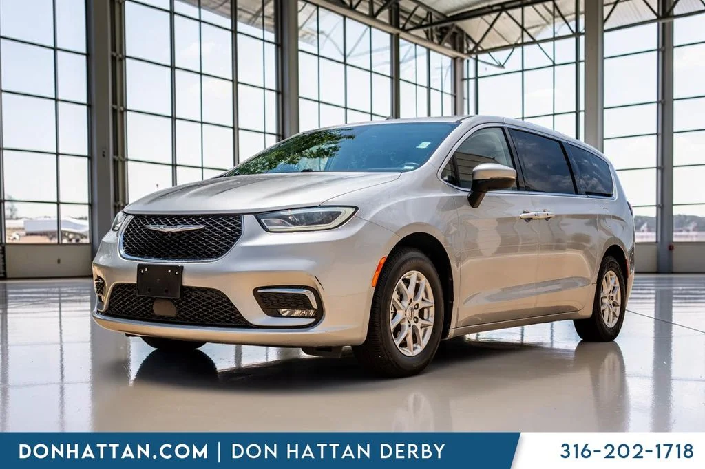 2023 Chrysler Pacifica Touring L's photo