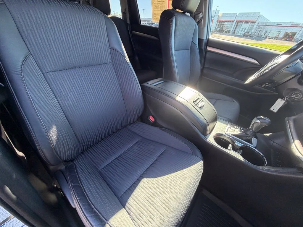 Used 2019 Blue Toyota LE Plus image 36