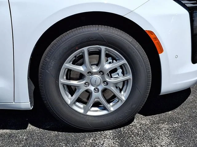 New 2027 White/off-white Chrysler Select image 8