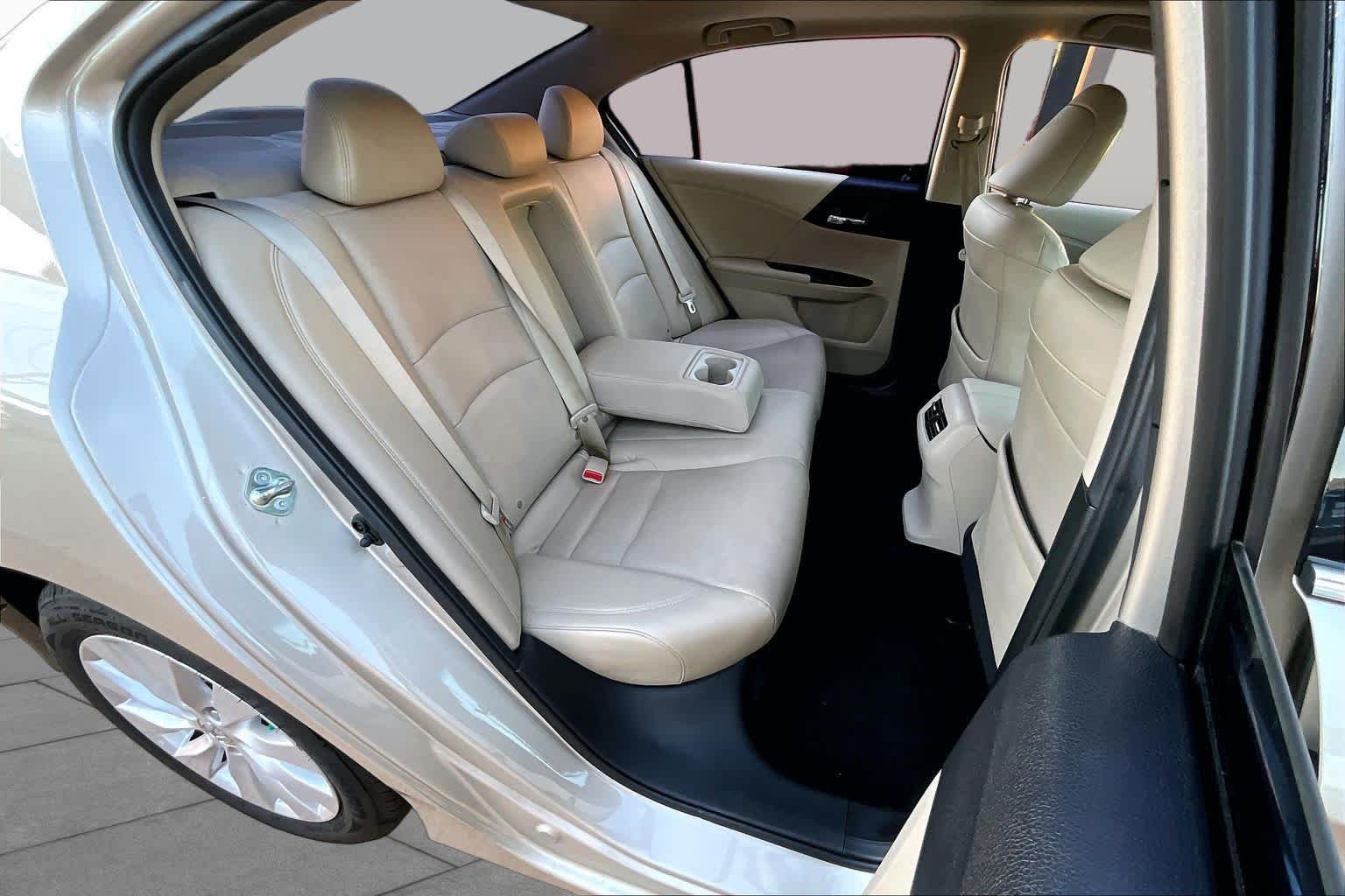 Used 2015 Champagne Frost Pearl Honda EX-L image 19