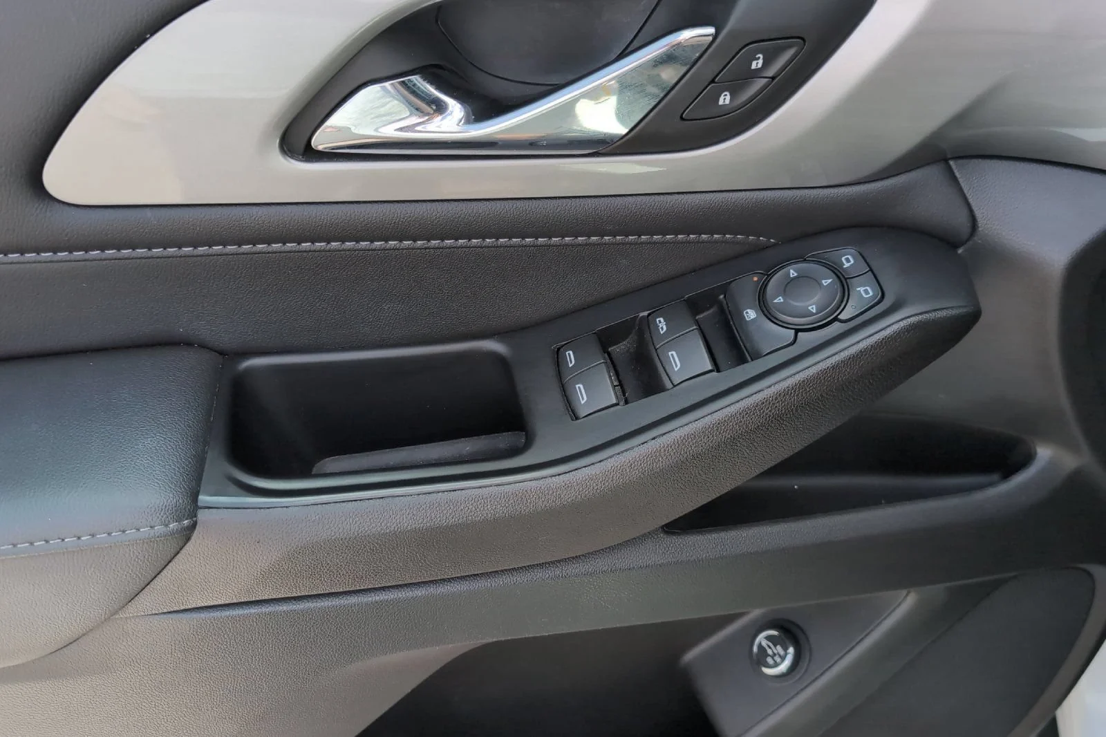 Used 2023 SUMMIT WHITE Chevrolet LT Cloth image 12