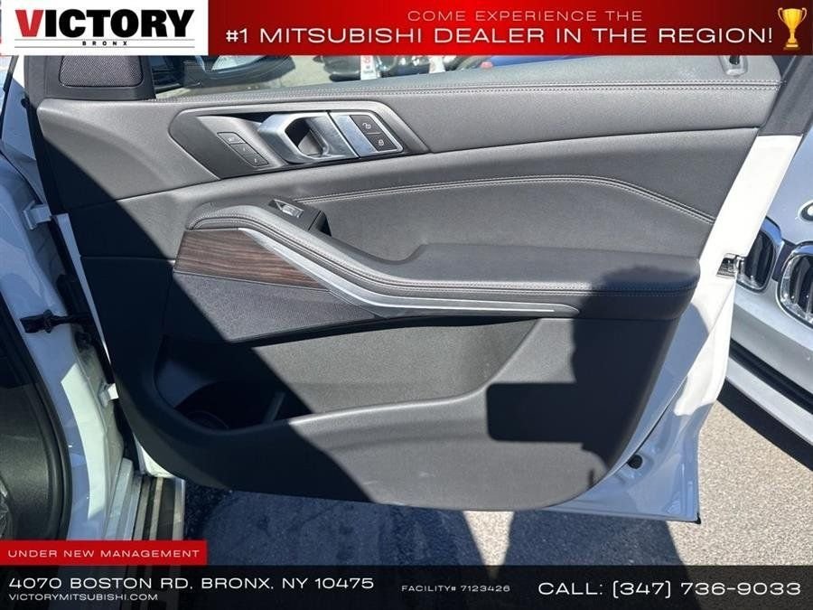 Used 2024 White BMW xDrive40i image 12