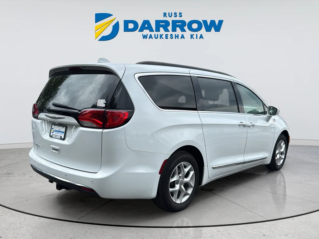 Used 2017 White Chrysler Touring L image 5