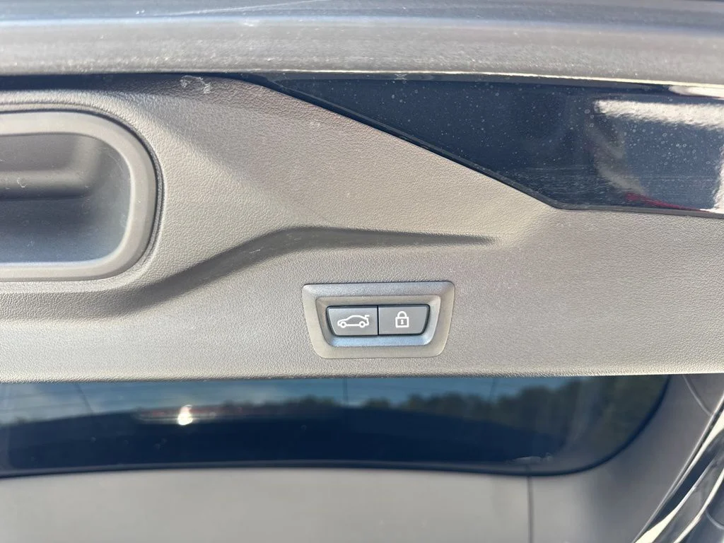 Used 2022 Black BMW xDrive40i image 30