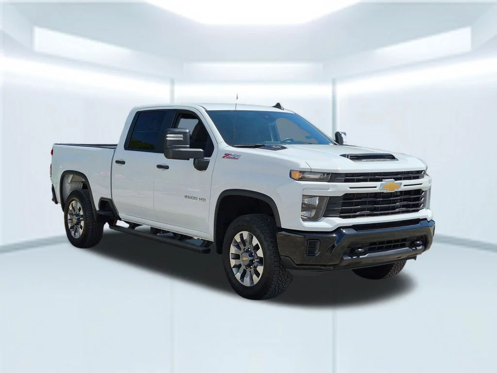 Used 2025 White Chevrolet Custom image 8