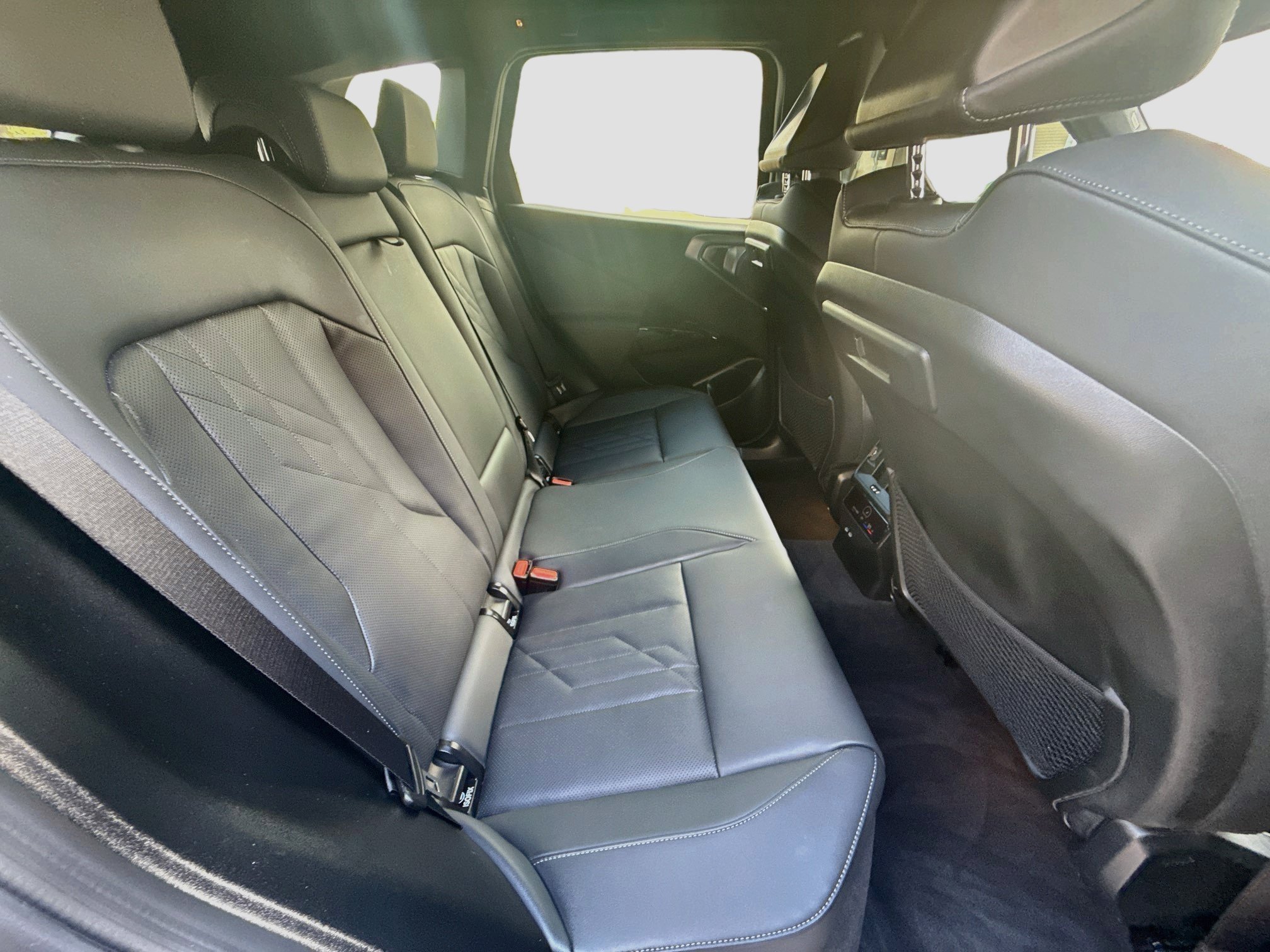 Used 2026 Black Sapphire Metallic BMW M50 xDrive image 27