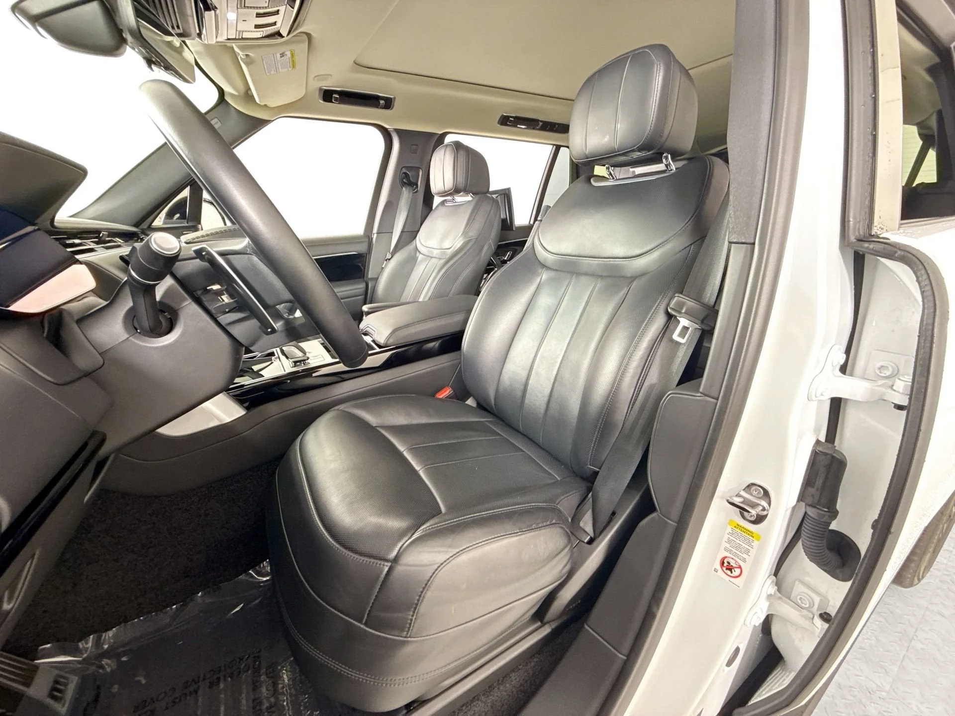Used 2024 Fuji White Land Rover SE W/REAR DVD image 9