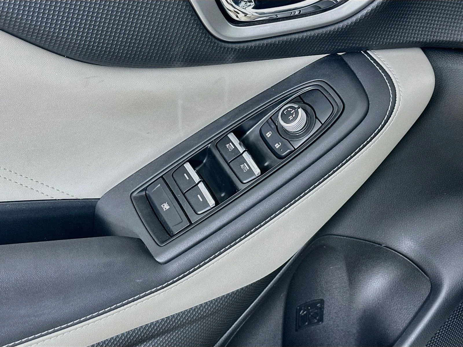 Used 2024 White Subaru  image 17