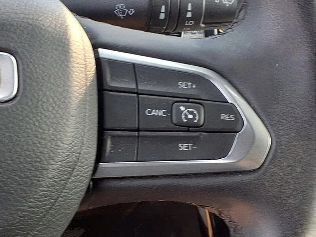 Used 2024  Jeep Latitude image 14
