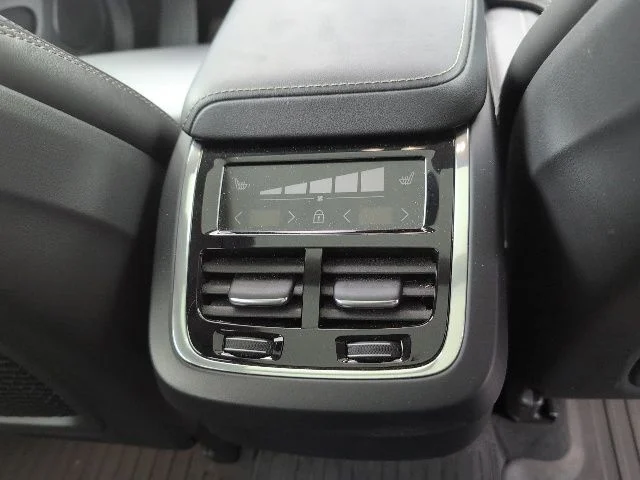 Used 2023 Black Volvo B6 Ultimate Dark Theme image 15