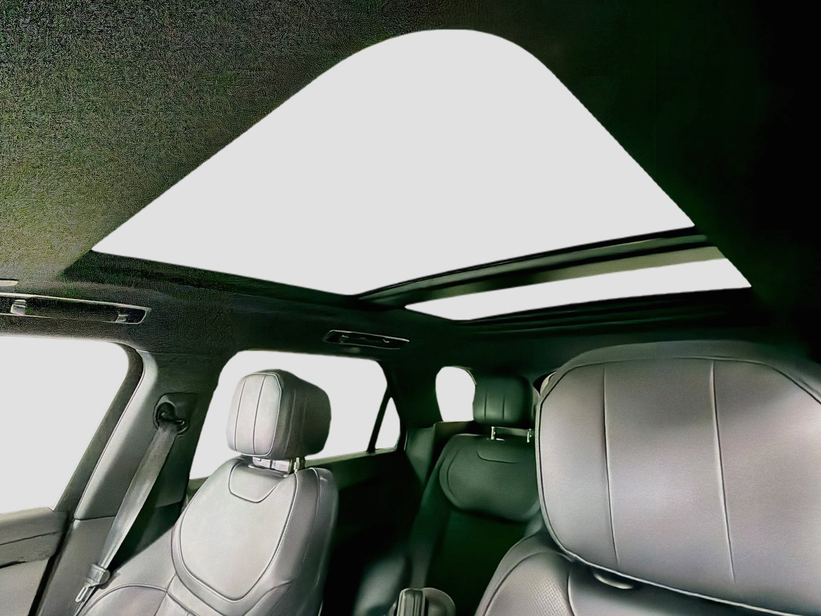 Certified Used 2025 Fuji White Land Rover SE image 9
