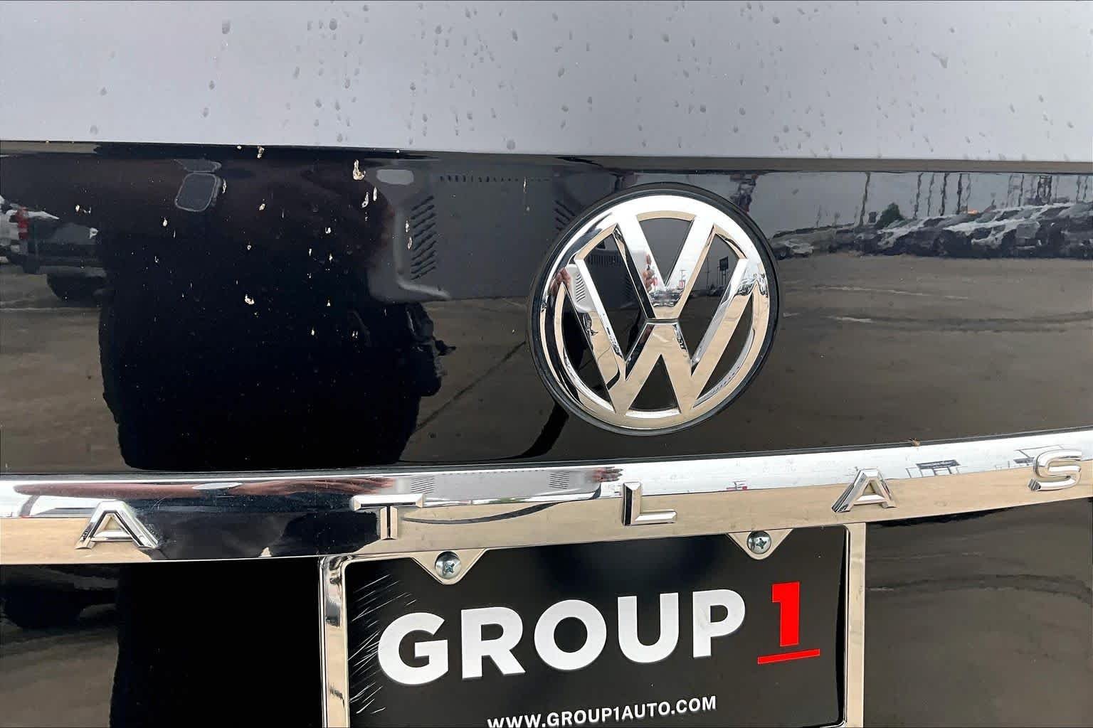 Used 2019 Deep Black Pearl Volkswagen 3.6L V6 SE w/Technology image 31