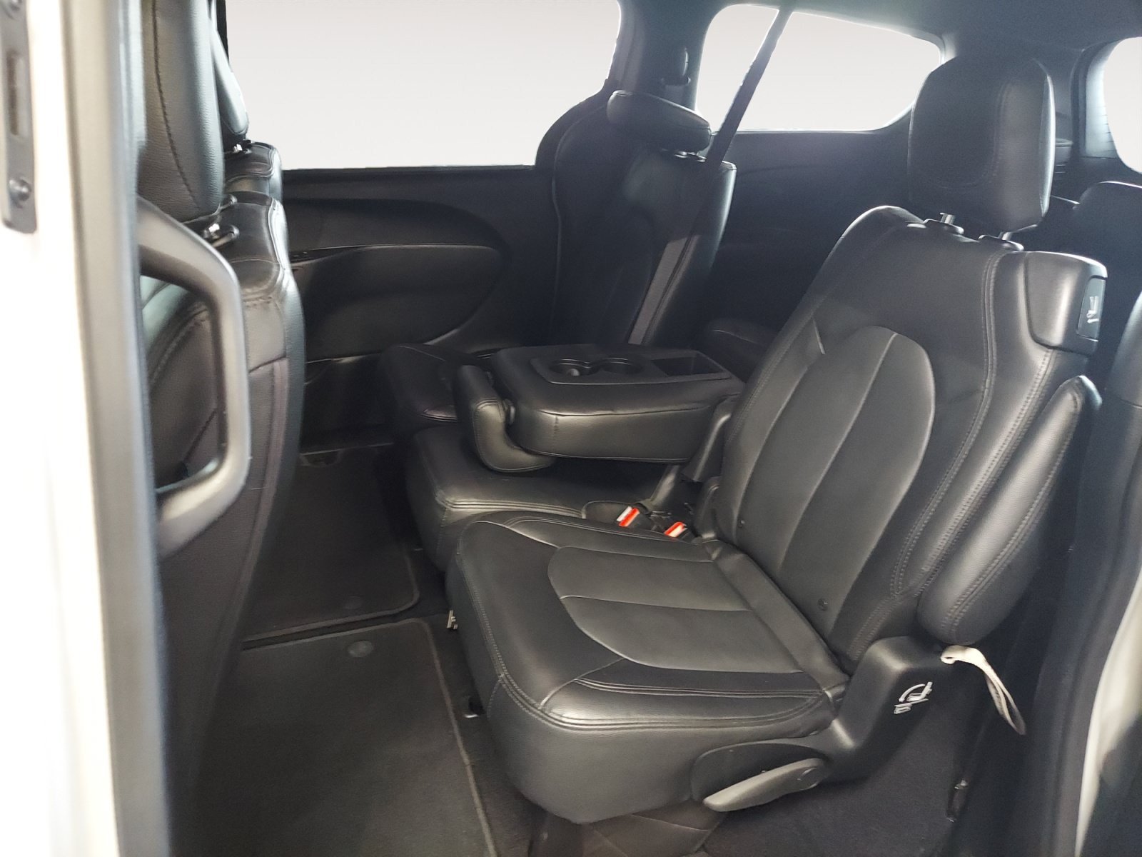 Used 2020 Luxury White Pearlcoat Chrysler Touring image 24