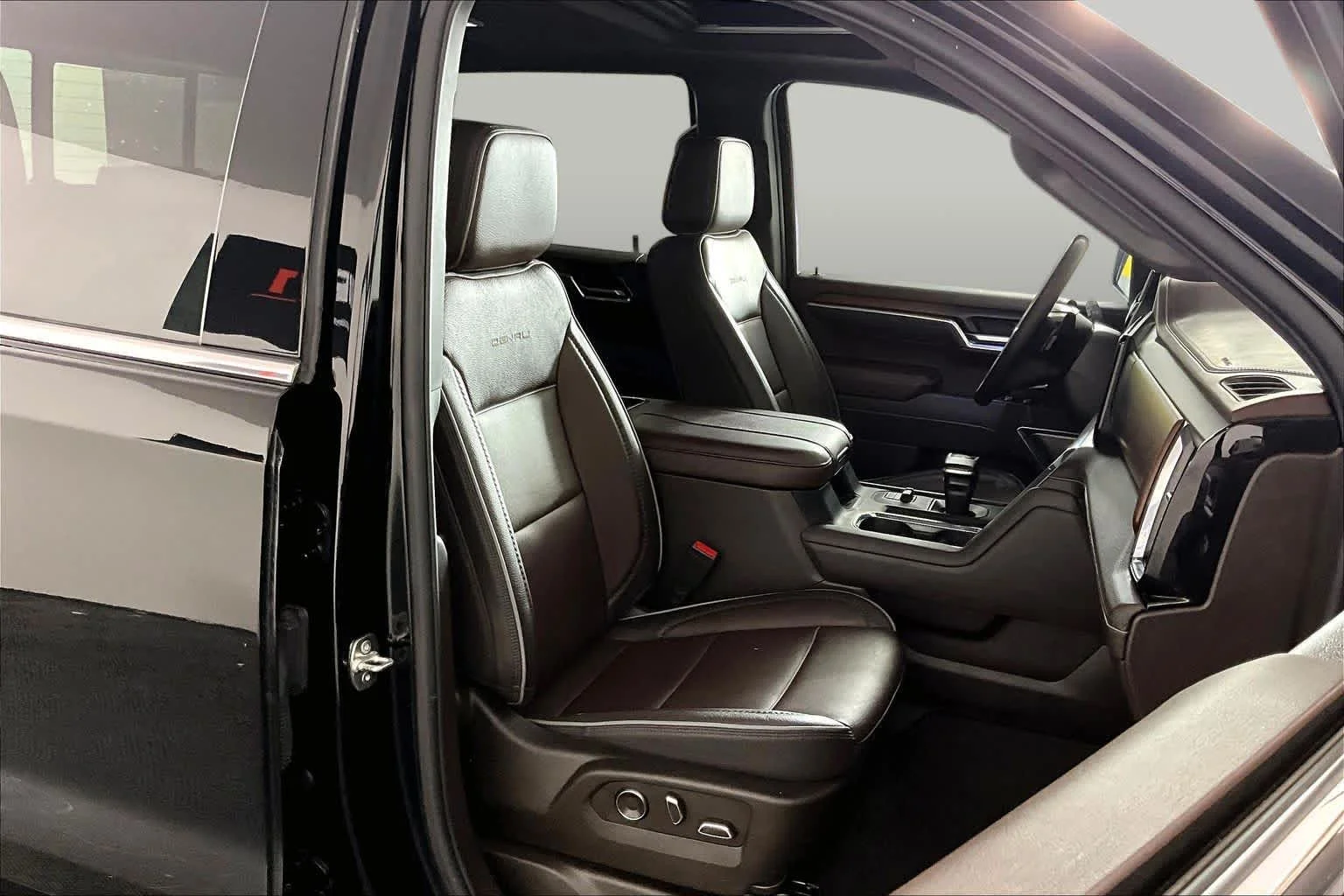 Used 2025 Onyx Black GMC Denali image 9