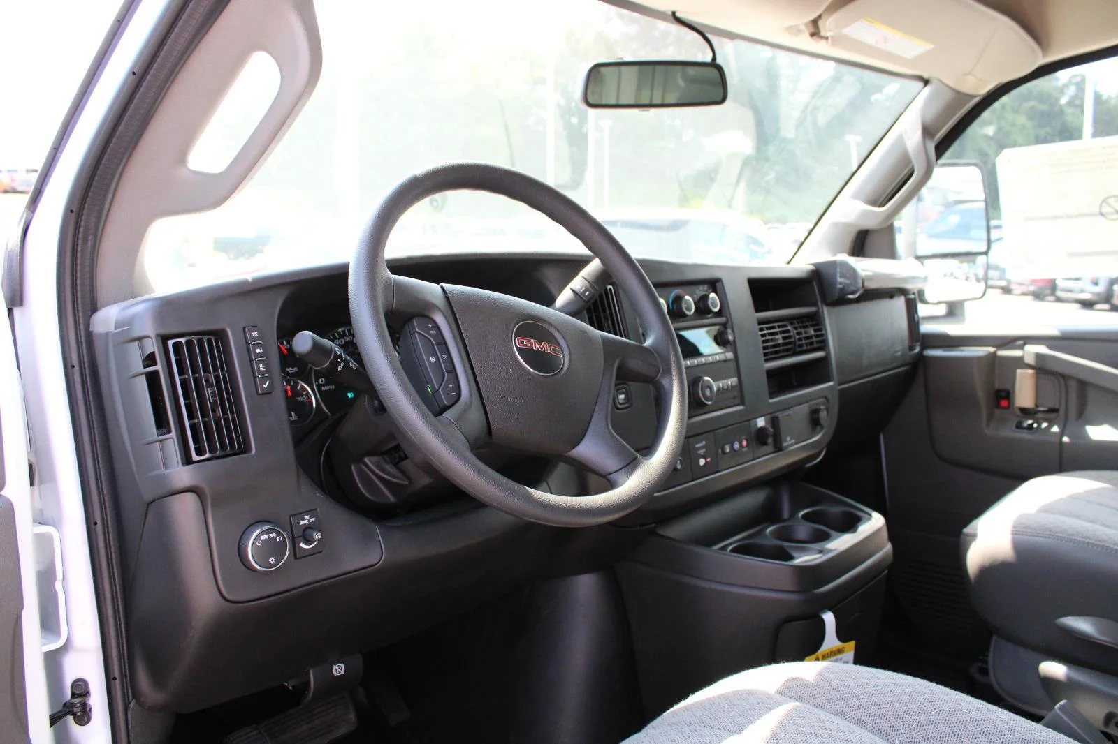 New 2025 Summit White GMC 1WT image 17