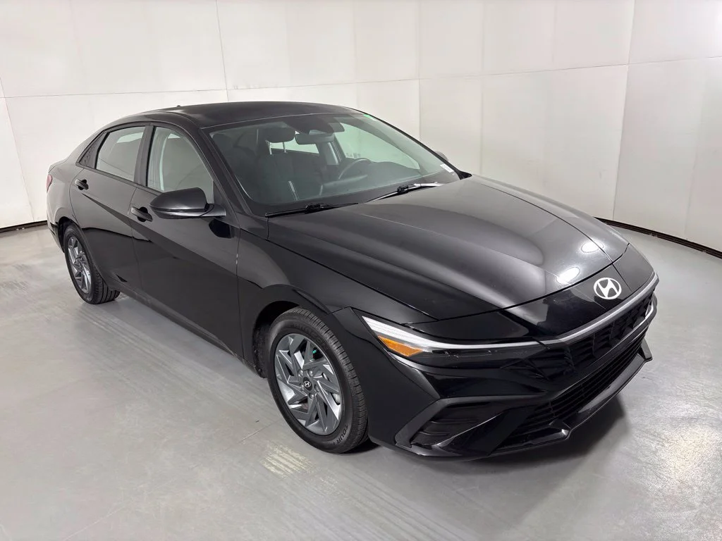 Used 2024 Black Hyundai SEL image 2