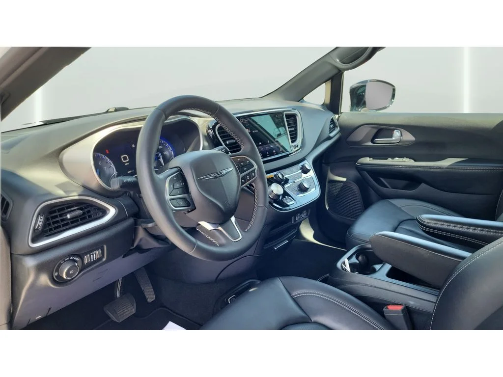 Used 2025 Bright White Clearcoat Chrysler Select image 22