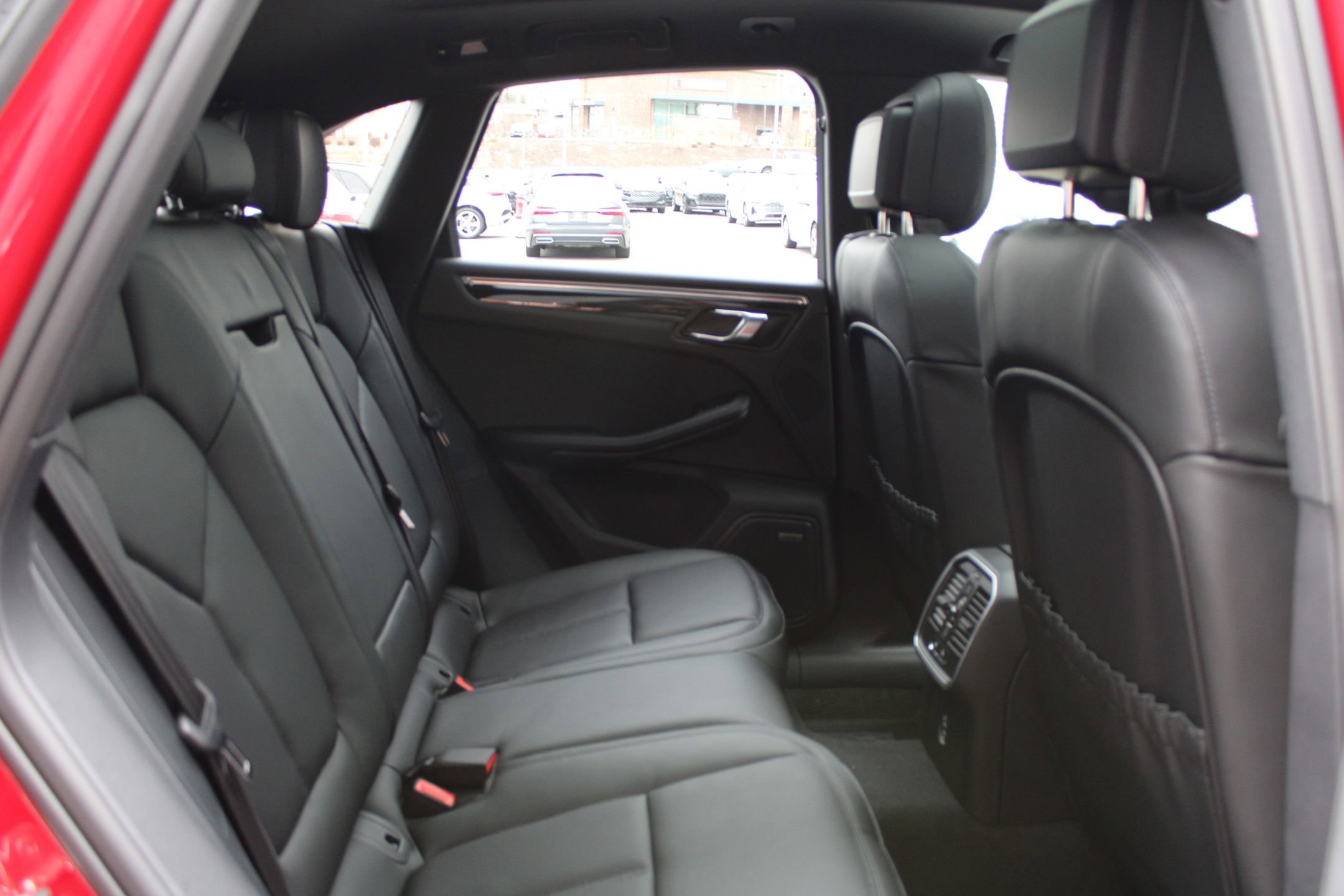 2026 Porsche Macan - Photo 24