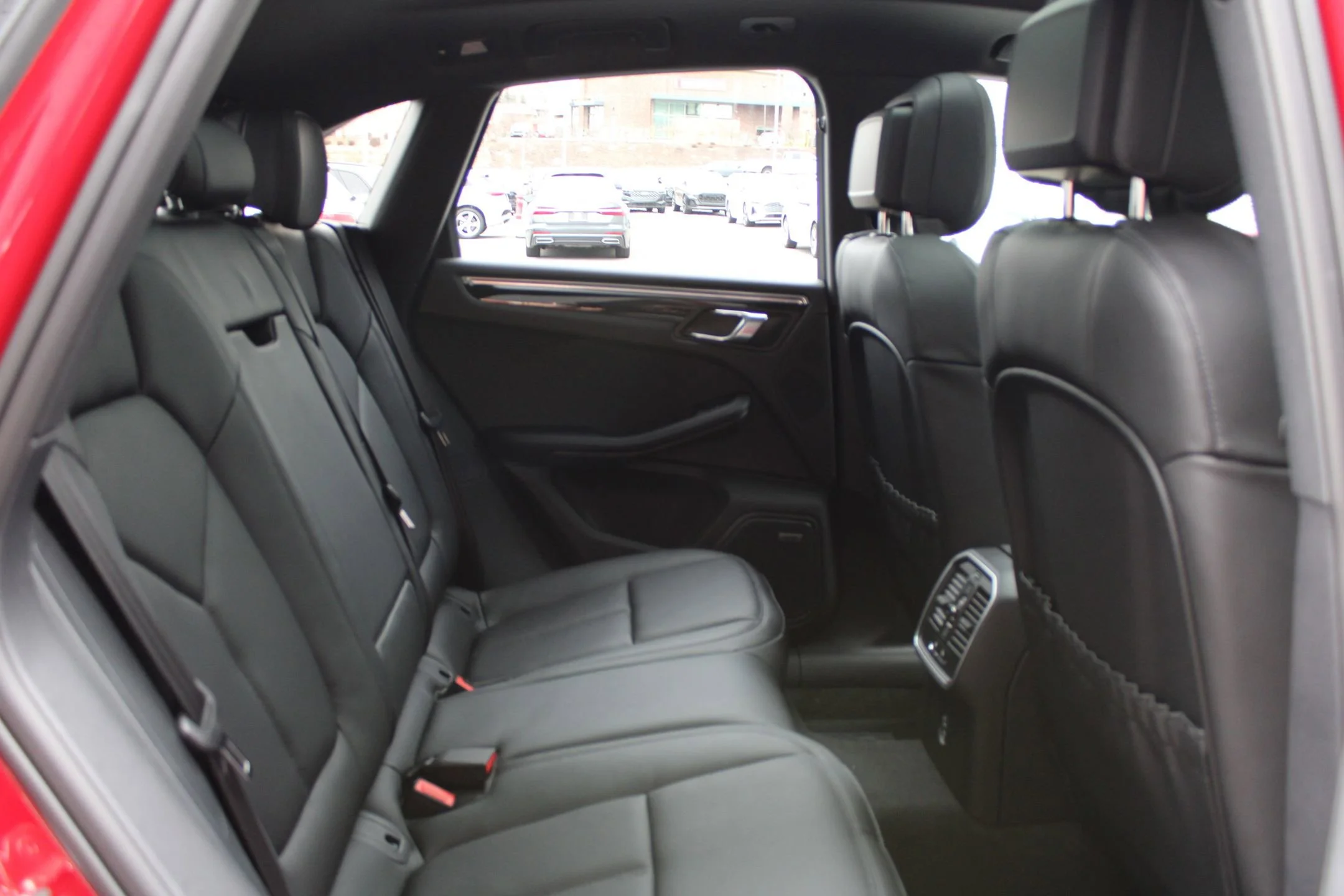 2026 Porsche Macan - Photo 24
