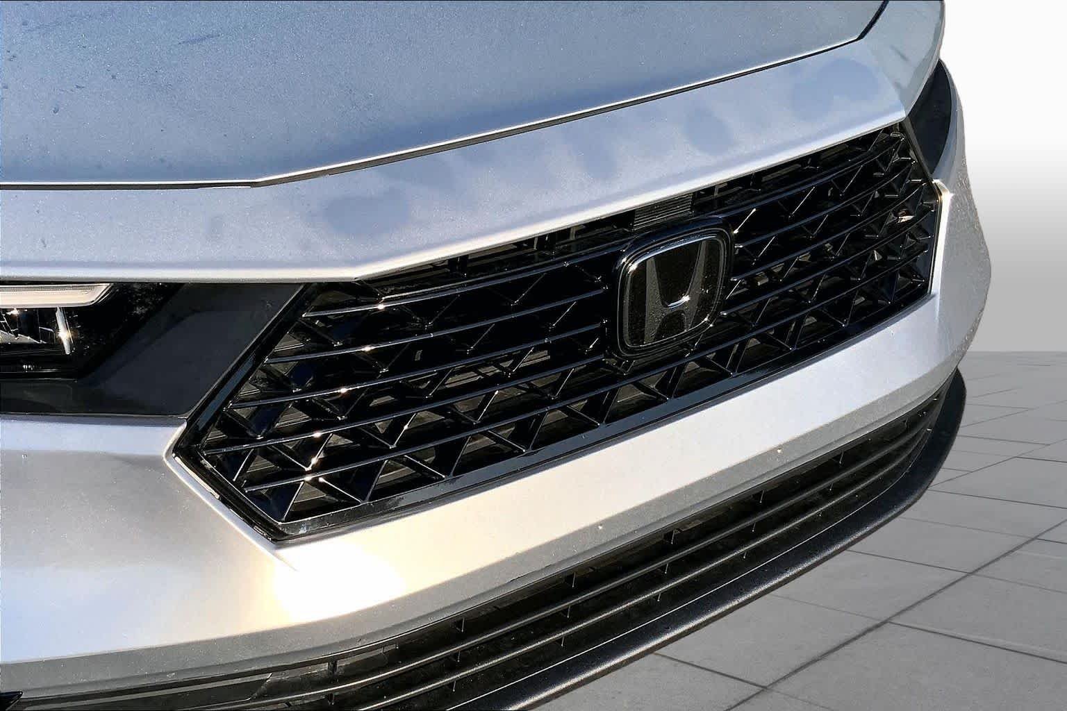 Used 2025 Solar Silver Metallic Honda SE image 29