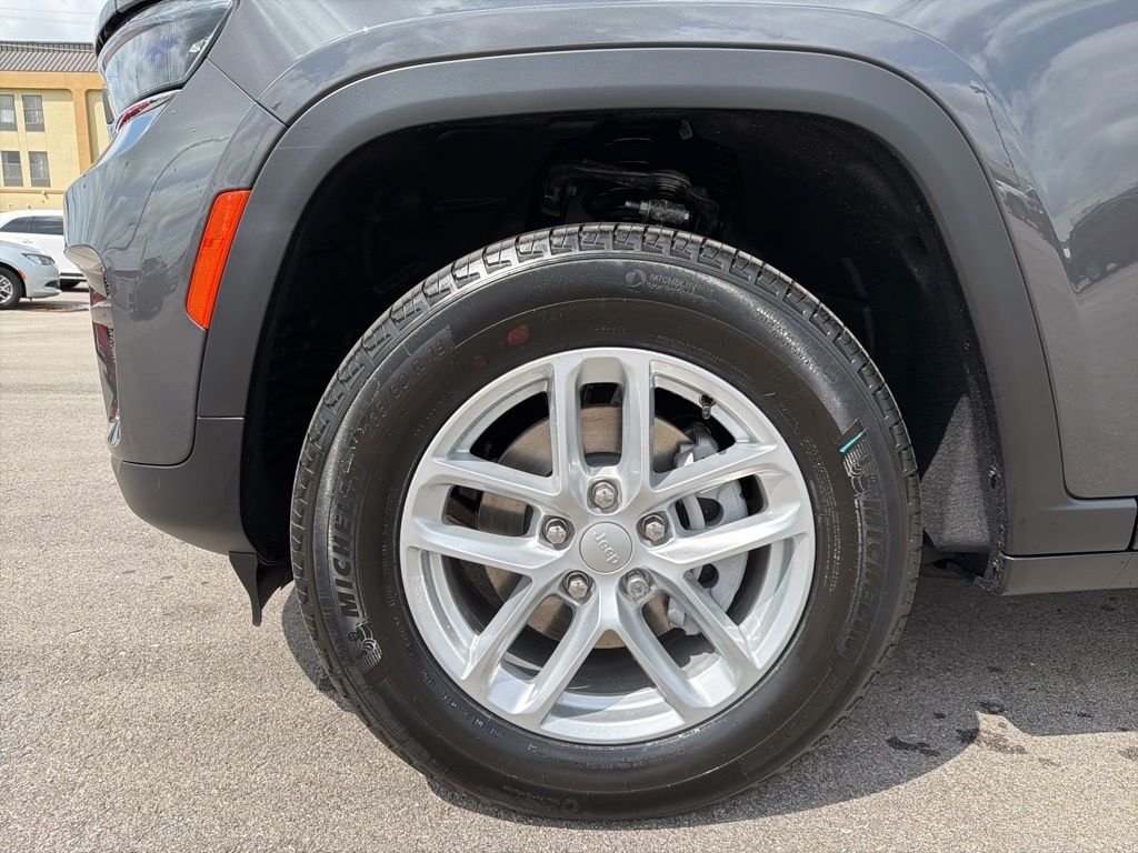 New 2026 Baltic Gray Metallic Clear-Coat Exterior Paint Jeep Laredo image 21