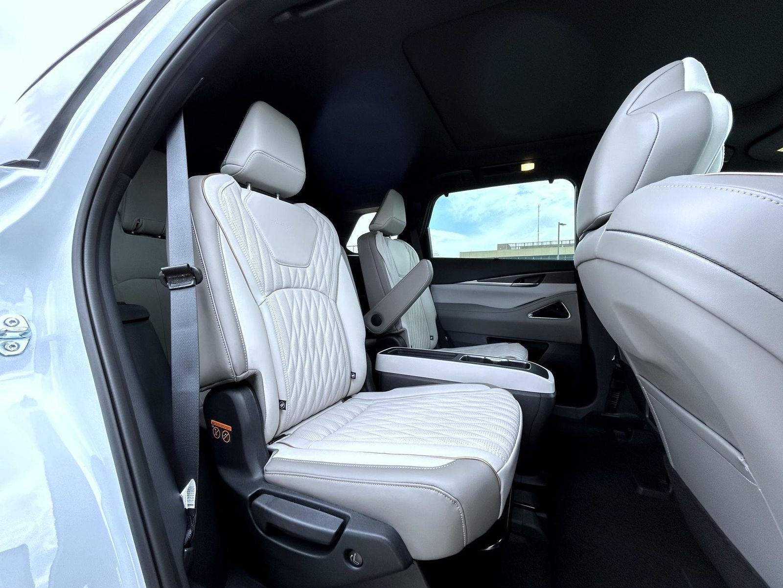 New 2027 2T RAD WHT INFINITI Autograph AWD image 18