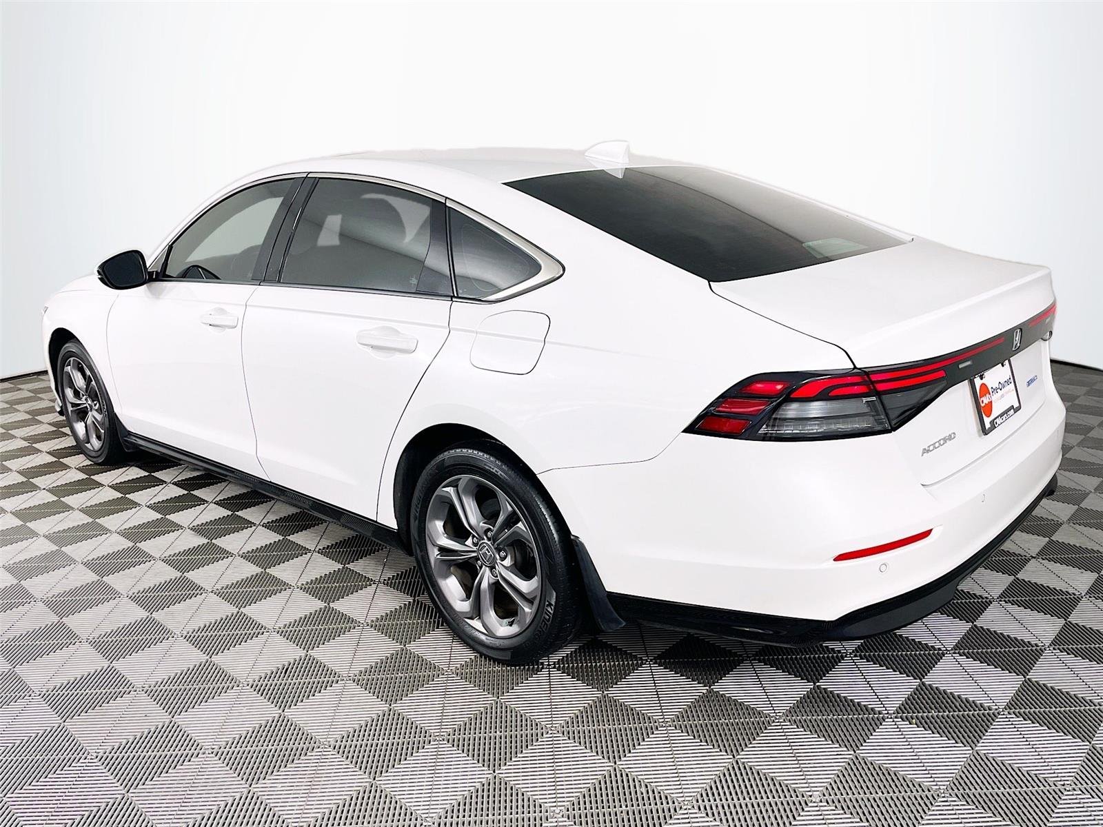 Used 2023 Platinum White Pearl Honda EX-L image 7