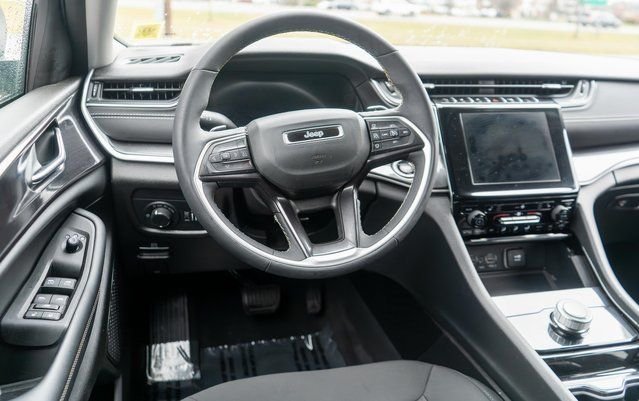 Used 2023 White Jeep Laredo image 10