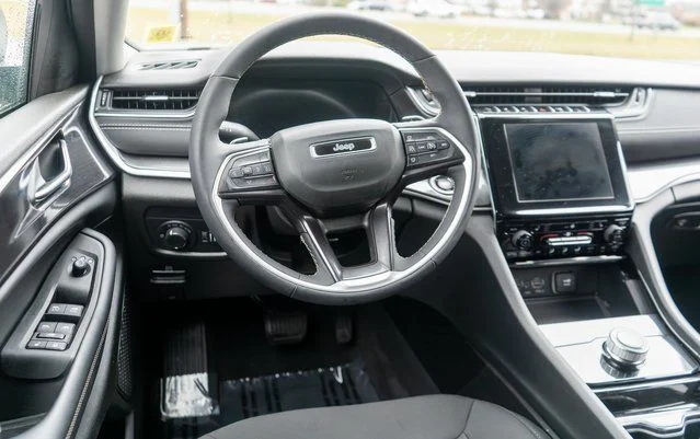 Used 2023 White Jeep Laredo image 10