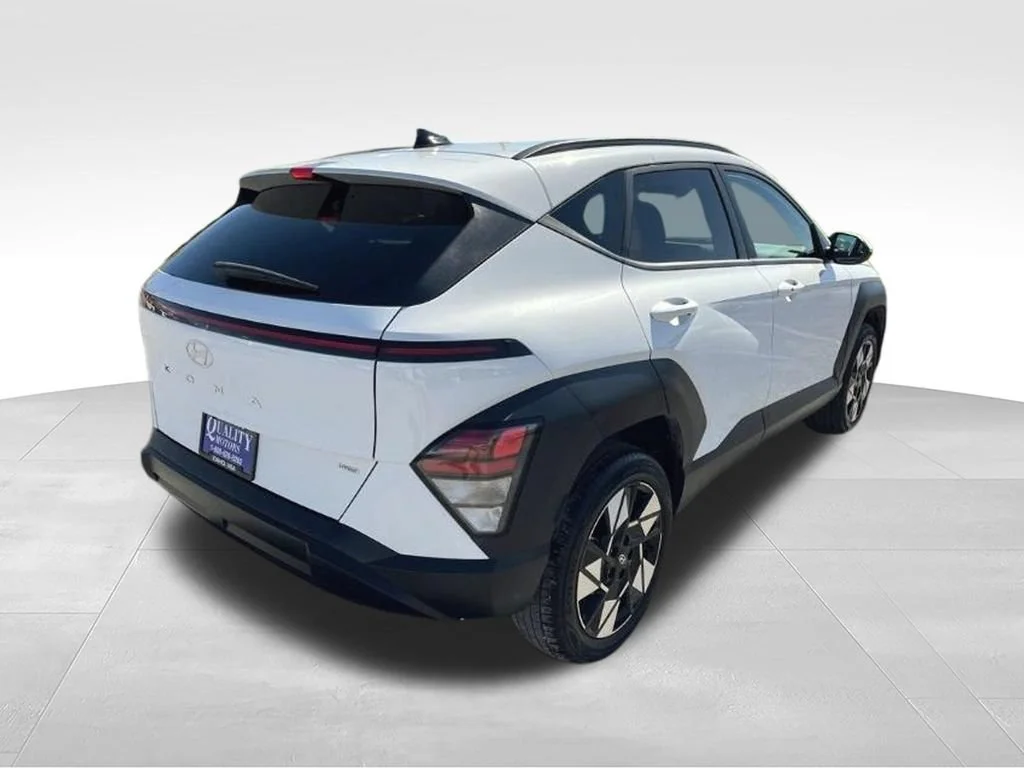 Used 2025 White Hyundai SEL image 4