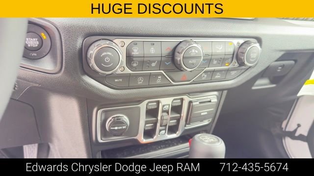 New 2026 Bright White Clear-Coat Exterior Paint Jeep  image 19