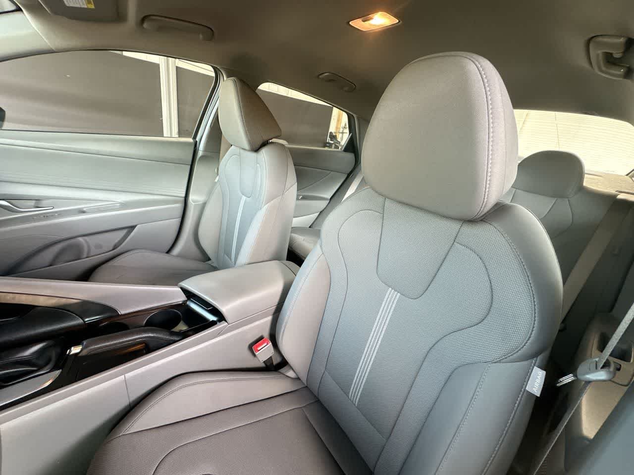 2025 Hyundai Elantra SE - Photo 14