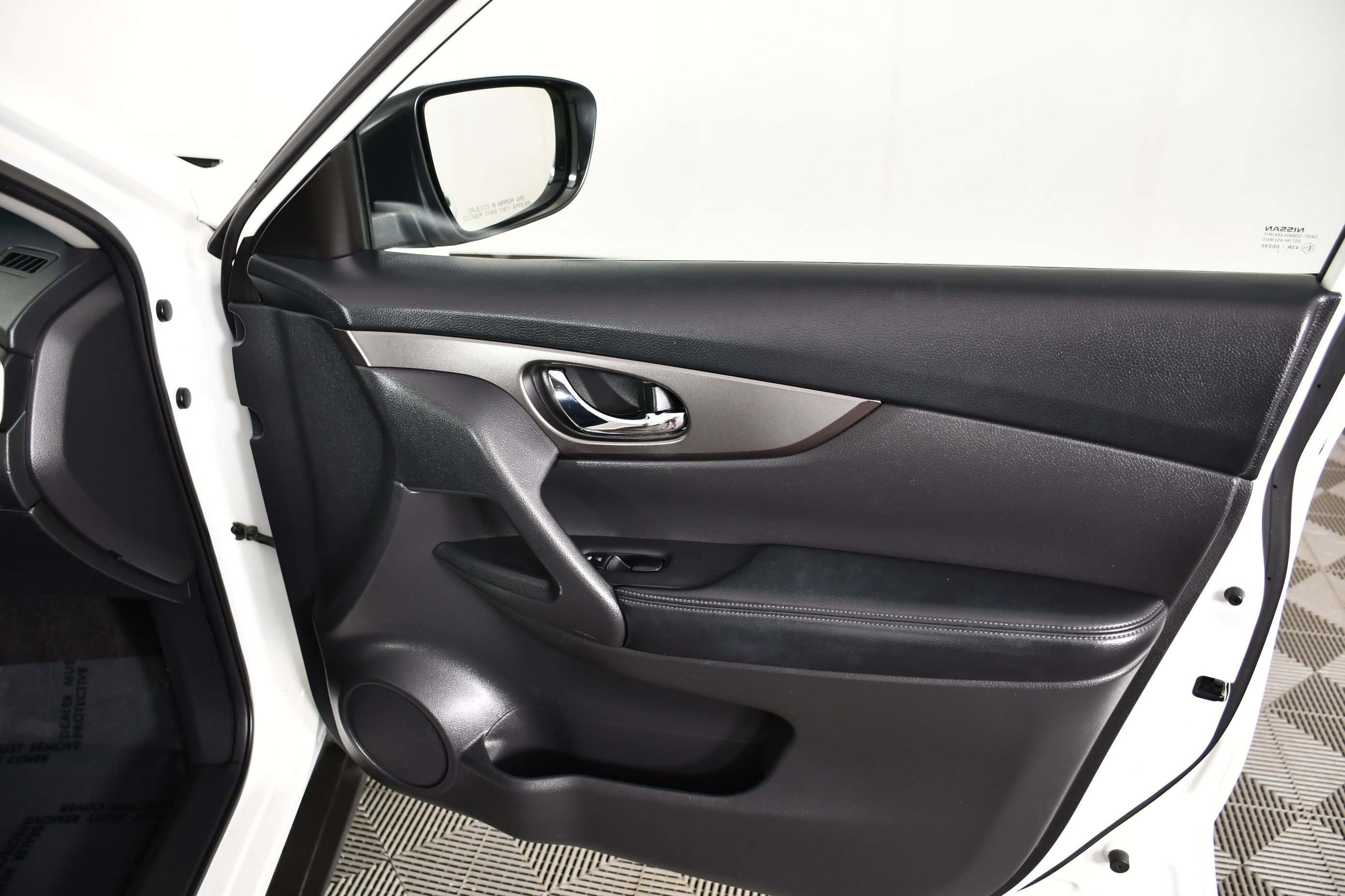 Used 2015 Glacier White Nissan S image 38
