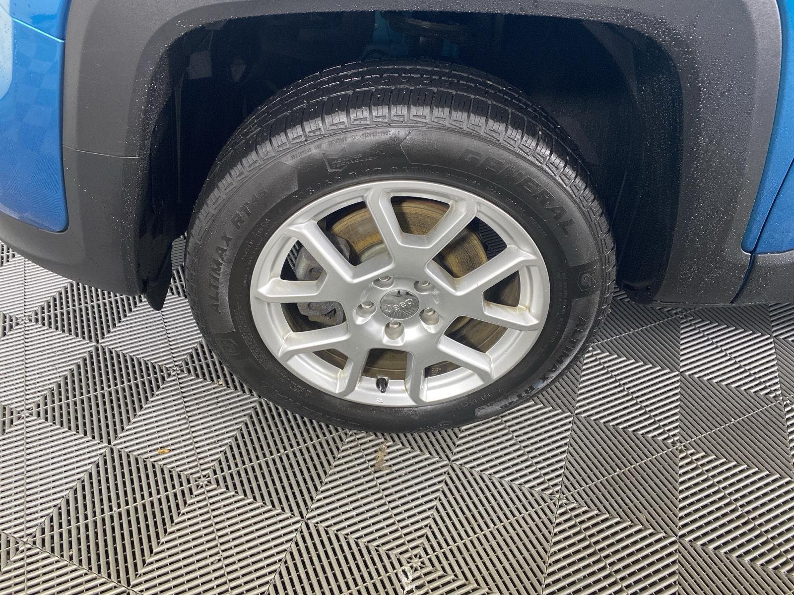 Used 2021 Bikini Metallic Clearcoat Jeep Latitude image 12