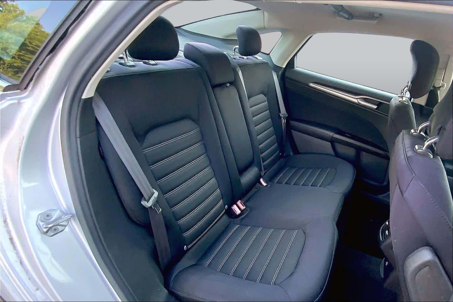 Used 2015 Ingot Silver Ford SE image 16