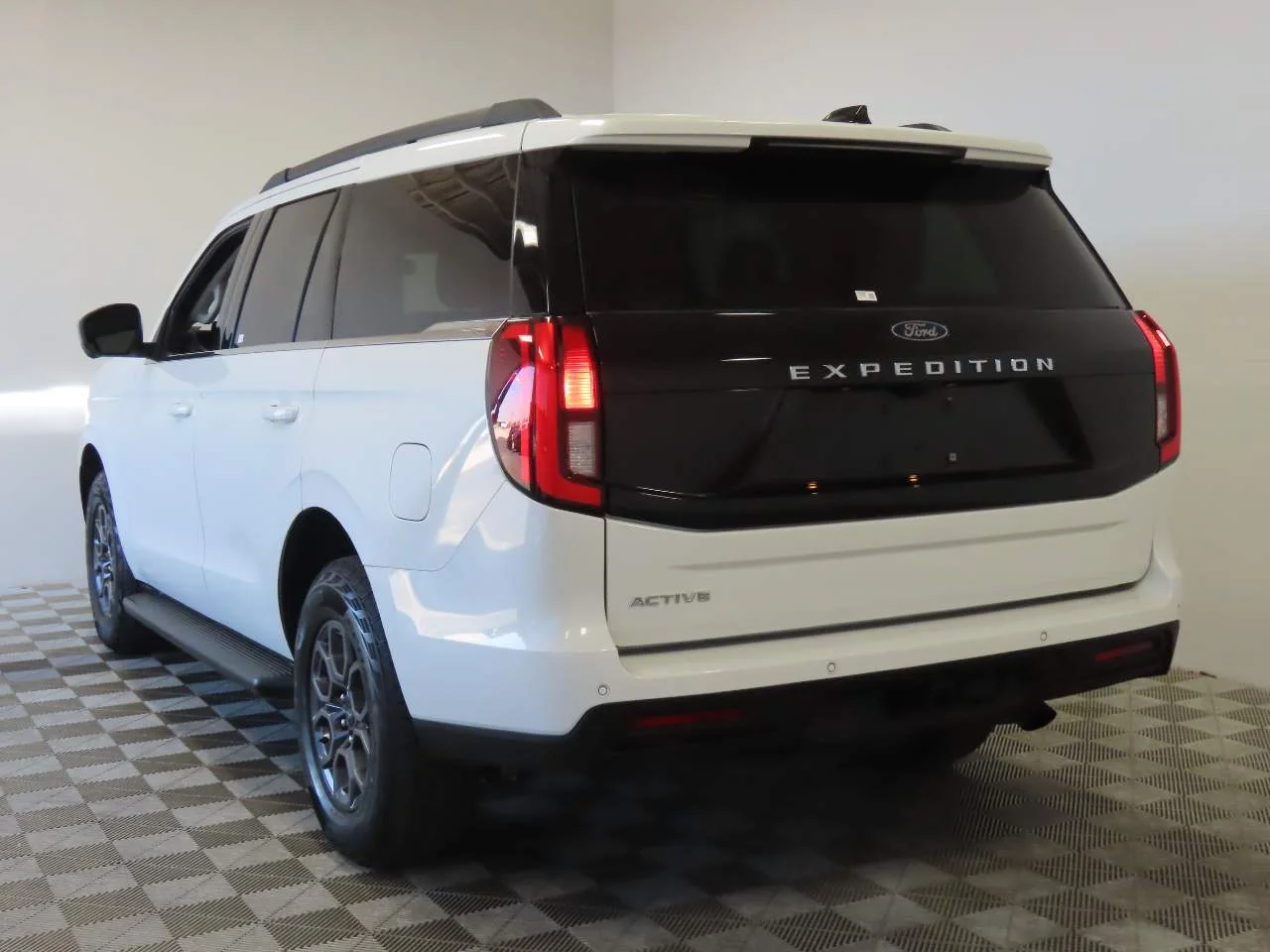 Used 2025 Oxford White Ford Active image 3