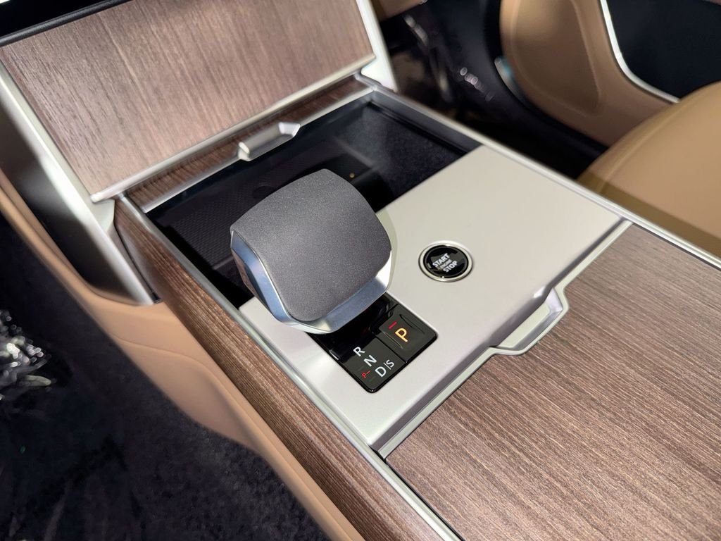 New 2026 Belgravia Green Land Rover SE LWB image 19