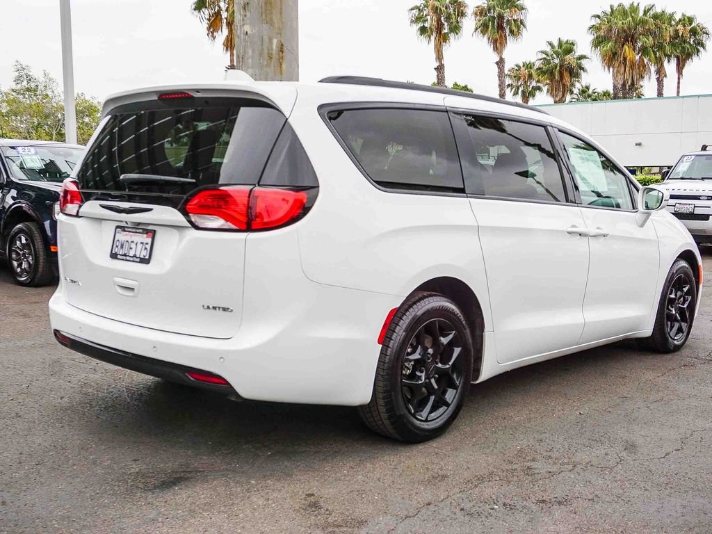 Used 2018 White Chrysler Limited image 7
