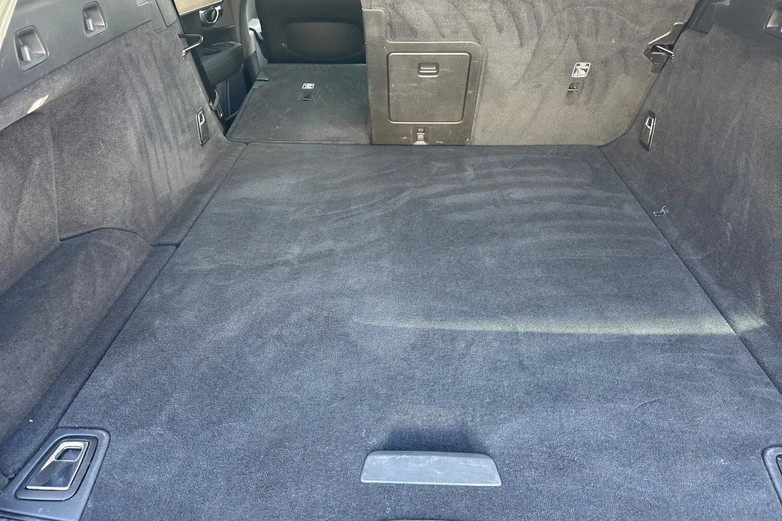 Certified Used 2024 Onyx Black Volvo B6 Plus image 18