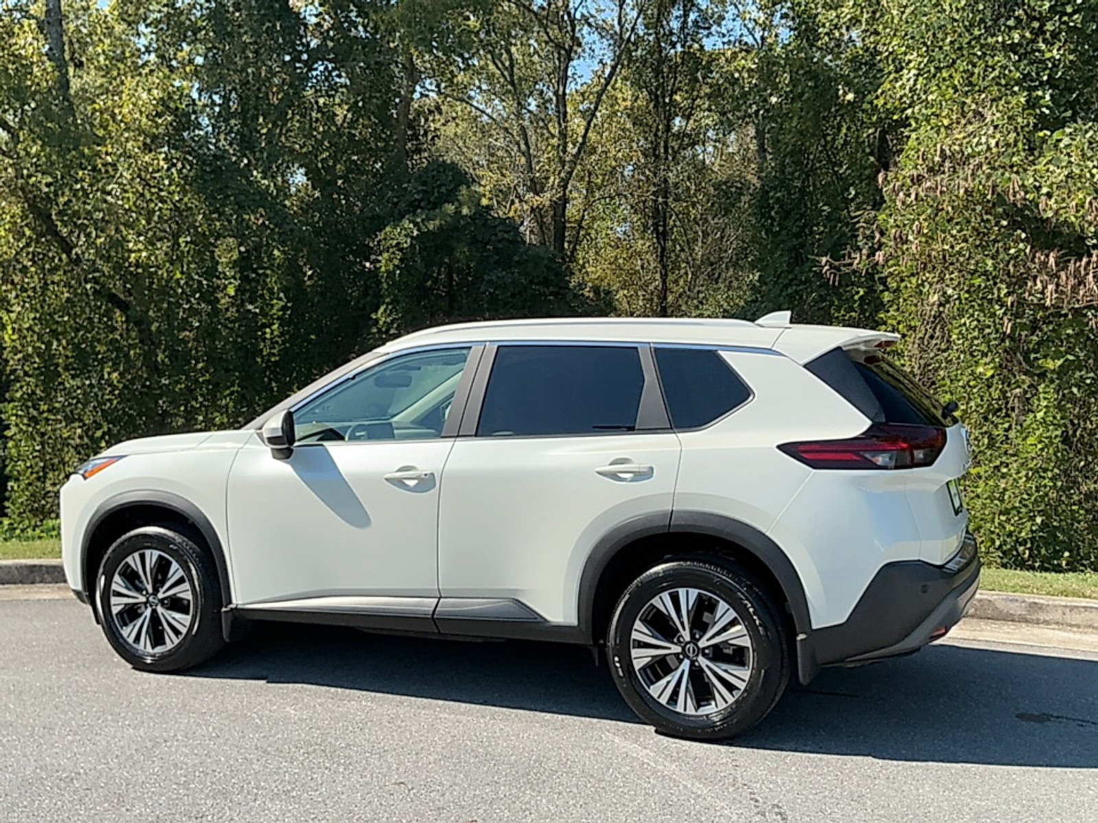 Used 2023 Pearl White Tricoat Nissan SV FWD image 3