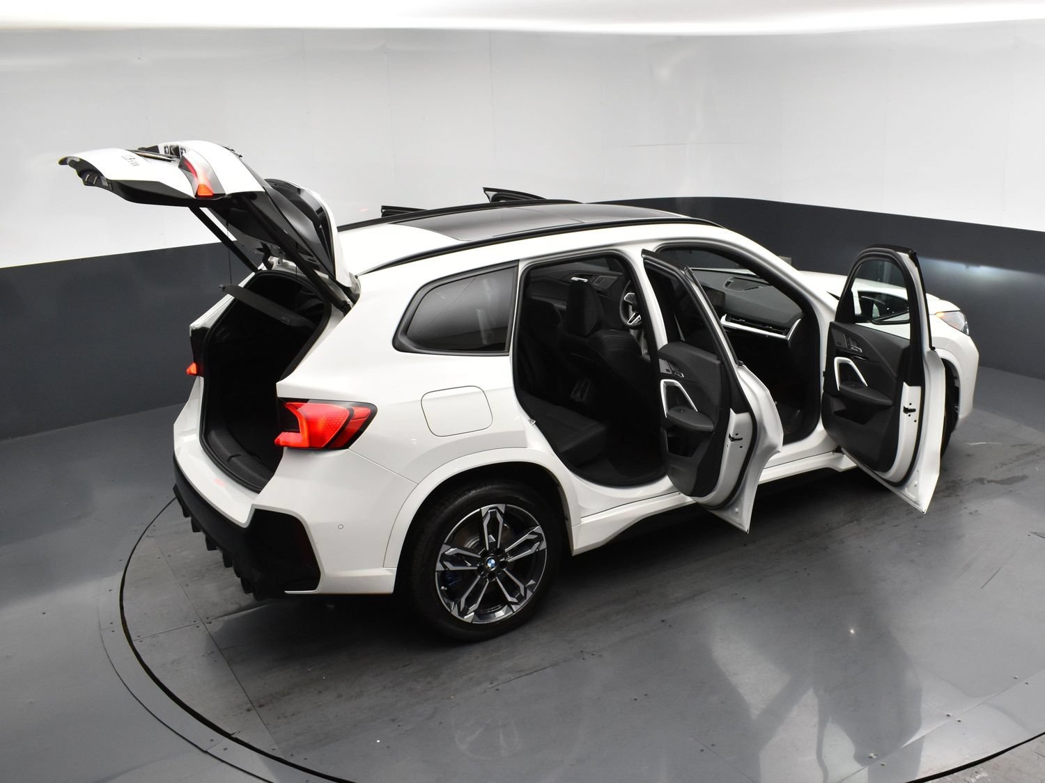 Used 2026 White BMW M35i image 26