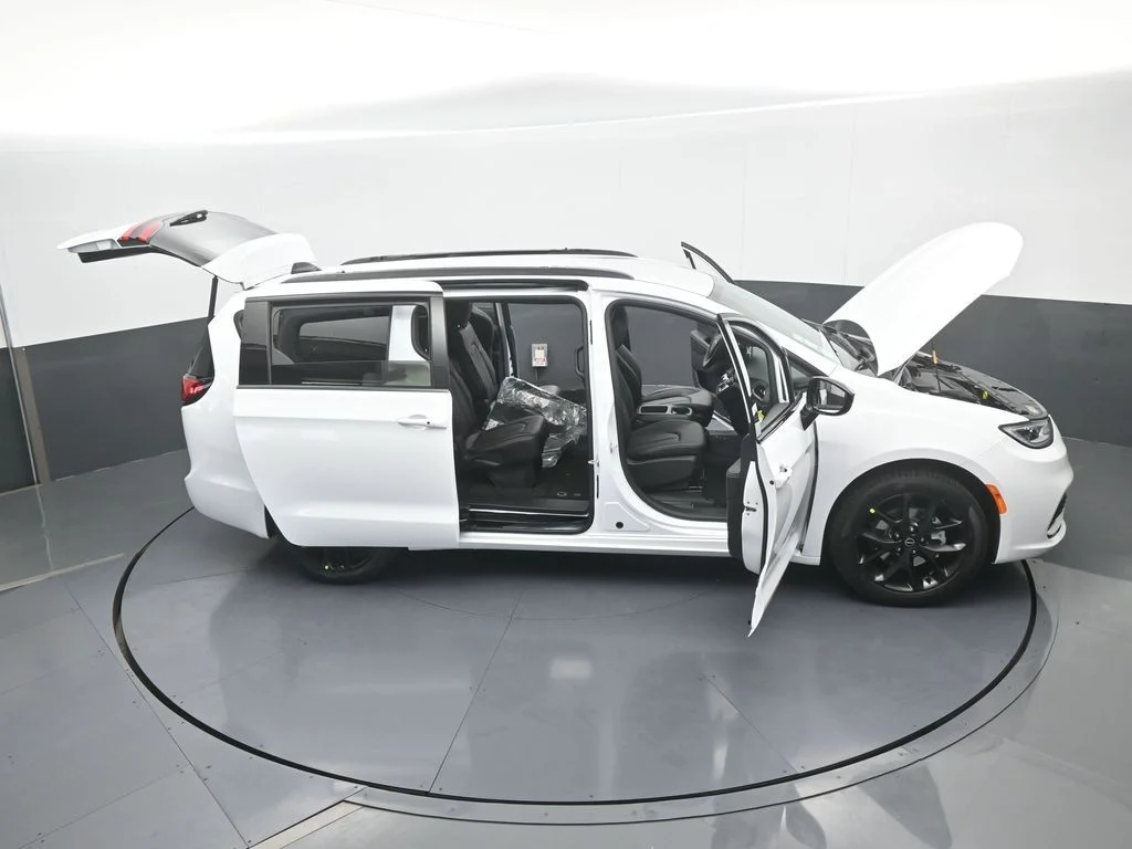 New 2026 Bright White Clear-Coat Exterior Paint Chrysler Select image 68