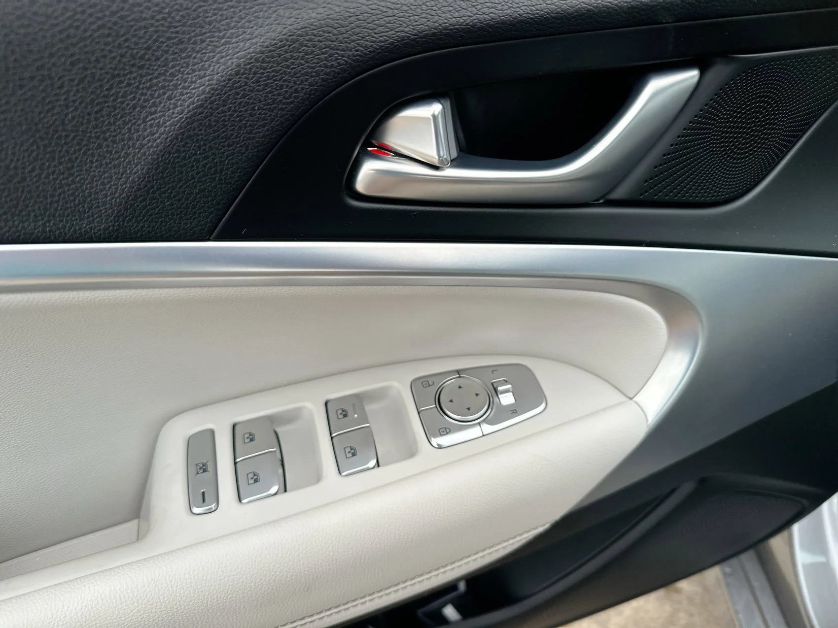 Used 2024 Savile Silver Genesis 2.5T image 13